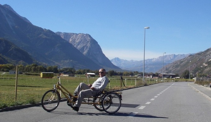 blick von gampel auf die landschaft des rhonetals mit einem radfahrer